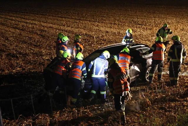 Die Feuerwehr führte die Bergung des Unfallfahrzeuges durch. | Foto: laumat/Matthias Lauber