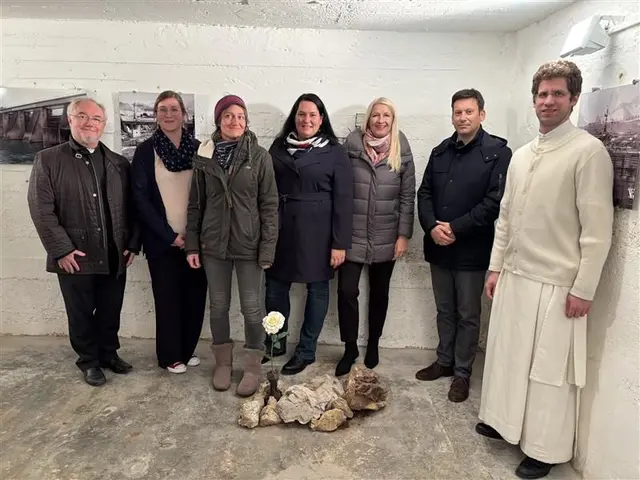 Generalvikar Severin Lederhilger, Cornelia Kreusel, ehrenamtliche Mitarbeiterin im Jugendpastoralteam der Pfarre Ennstal, Silke Mayer, Dekanat Enns-Lorch, Anita Buchberger, Beauftragte für Jugendpastoral in der Pfarre Ennstal sowie Vernetzungsverantwortliche in der Region Ennstal, Radiomoderatorin Claudia Stöckl, Erich Buchberger und Diözesanjugendseelsorger Vitus Glira. | Foto: Diözese Linz / Manfred Ebner