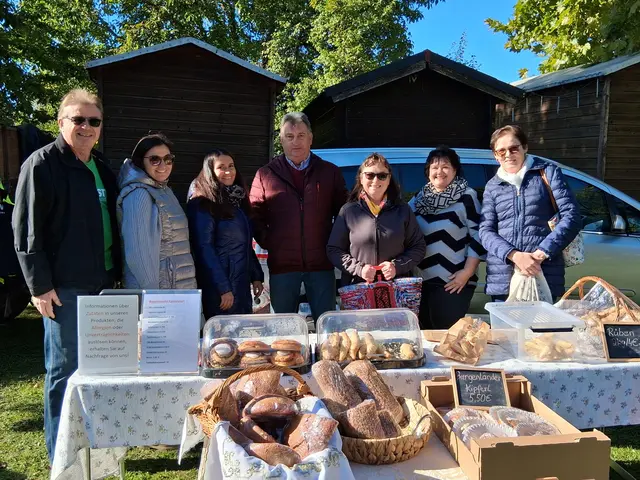 Werner Schöll, Teresa, Katharina und Michael Wilfinger, Ingeborg Pauer, Bettina Wilfinger und Karla Schöll-Tritremmel genossen die "Oktoberfest-Stimmung" am Bauernmarkt Kobersdorf.
 | Foto: Werner Schöll