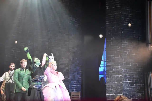Mark Seibert (Der Zauberer), Laura Panzeri (Elphaba) und Vanessa Heinz (Glinda). | Foto: Preineder