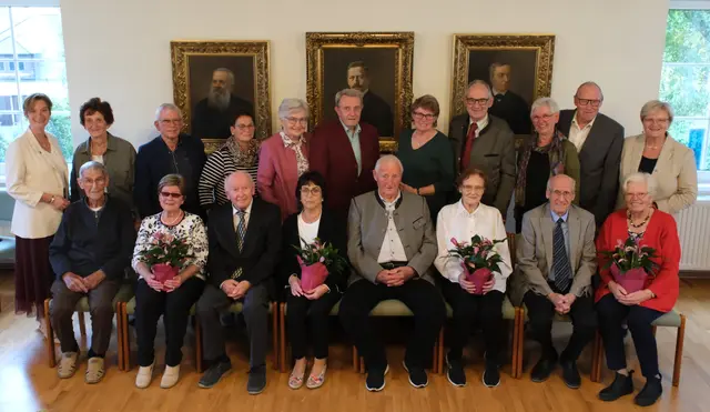 Stehend vlnr.: Bgmin. Monika Fischer, Elise Gattinger (80. Geburtstag), Franz Staudinger (80. Geburtstag) mit Gattin Helene, Anna und Wolfgang Jestl (Goldene Hochzeit), Herta Büchinger mit Gatte Gottfried (80. Geburtstag), Edith und Mag. Peter Jagl (Goldene Hochzeit), Vizebgm. MMag. Erika Zeh

Sitzend vlnr.: Josef und Rosamunde Schornsteiner (Eiserne Hochzeit), Ing. Franz und Mag. Felicitas Scheuch (Diamantene Hochzeit), Josef und Laura Hieger (Eiserne Hochzeit), Robert und Maria Pritz (Diamantene Hochzeit) | Foto: Gde. Pyhra