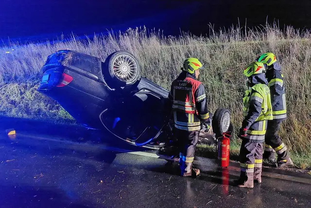 Der PKW kam am Dach liegend zum Stillstand. | Foto: FF Waidhofen/Thaya