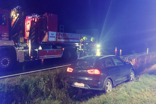Der PKW blieb im Straßengraben stecken | Foto: FF Waidhofen/Thaya