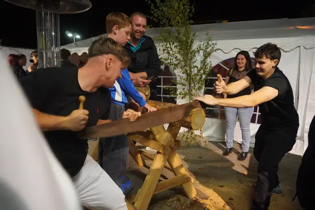 Die Teilnehmenden beim Zugsäge-Wettbewerb wurden tatkräftig angefeuert. | Foto: Jennifer Flechl