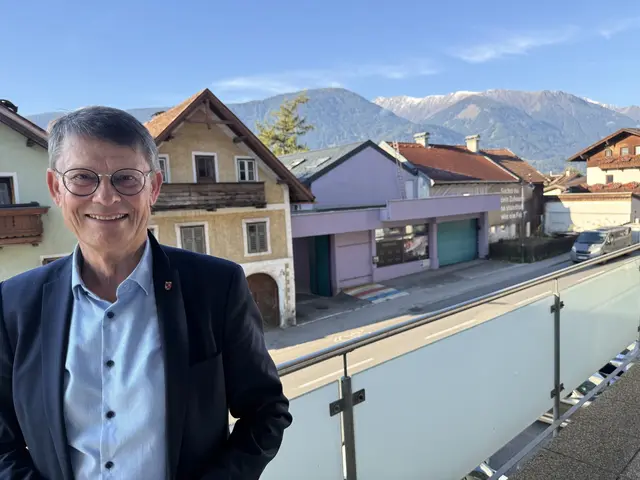 Bgm. Thomas Öfner vor dem Bereich im Zentrum der Marktgemeinde, wo das Projekt „FRIEDA“ entstehen wird. | Foto: MG Zirl