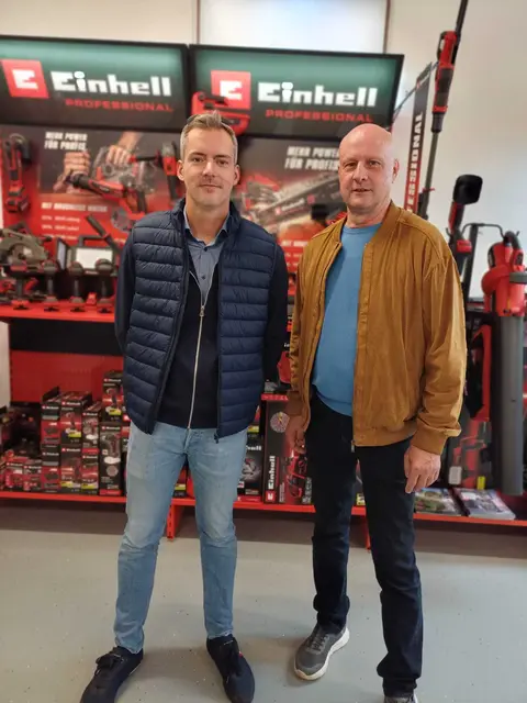 Bürgermeister Reinhard Deutsch (rechts) gratulierte Alexander Mandl zur Eröffnung seines Fachbetriebs in Jennersdorf.  | Foto: Elisabeth Kloiber