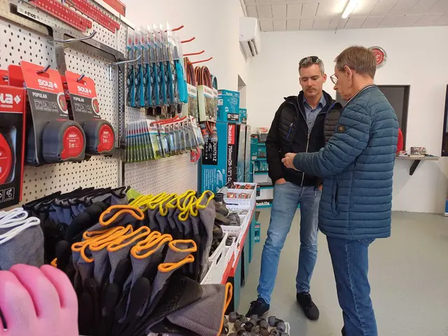 Unternehmer Alexander Mandl berät auch die Kunden in seinem großen Verkaufsraum. | Foto: Elisabeth Kloiber