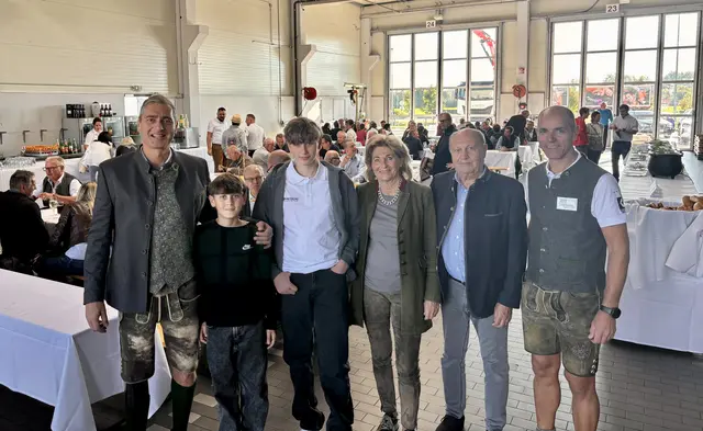 Die Eigentümerfamilie mit den Geschäftsführern Nikolaus Glisic senior (2. v. re.) und Nikolaus Glisic  junior (links) - am Bild mit Geschäftsführer und Betriebsleiter Christian Schmuck (rechts). | Foto: MeinBezirk Perg/Köck