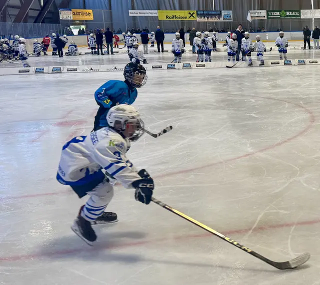 In den beiden Altersklassen wurde um jeden Puck hart gekämpft. | Foto: EC Götzens
