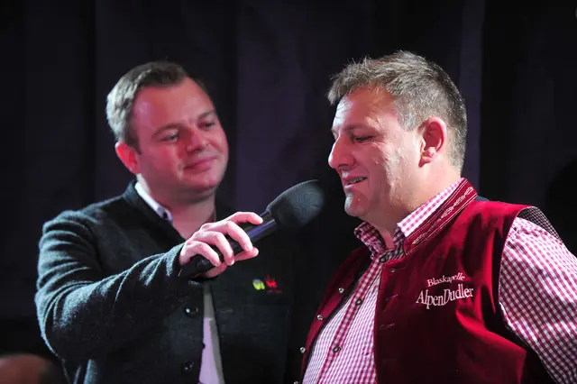 Star-Moderator Lukas Brunner wollte es ganu wissen und holten den musikalischen Leiter Reinhard Oberhofer vor's Mikro. | Foto: Hassl