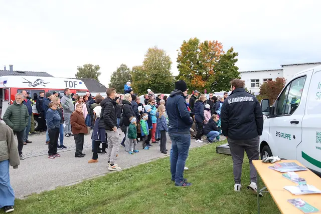 Die Vorführung der Hundestaffel wurde mit großem Interesse verfolgt. | Foto: MeinBezirk/Constance Haslberger
