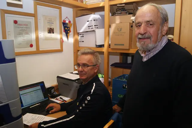 Gratl Manfred mit Obmann Alois Leitner bei der Auswertung. | Foto: Lorenzatto