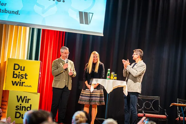  Premiere gelungen: Nicole Fürhapter, neue Bezirksgeschäftsführerin für Imst, Landeck und Reutte, sorgte für einen reibungslosen Ablauf.
v.l.n.r.: Bezirksobmann Bernhard Schöpf, Bezirksgeschäftsführerin Nicole Fürhapter und Bezirksobmann Michael Gitterle | Foto: Tiroler Wirtschaftsbund