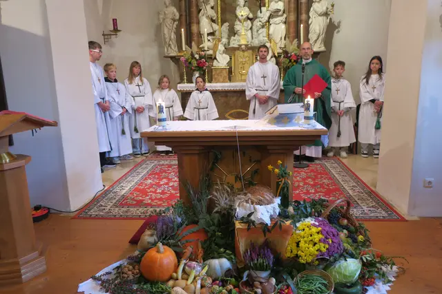 Musikalisch umrahmt von Kindern und Jugendlichen unter der Leitung von Tina Gsertz-Karazman und Judith Bleier wurde das Erntedankfest in Weingraben feierlich gestaltet. | Foto: Lapatschek Maria