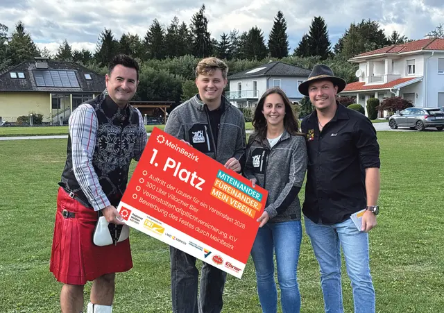 Andreas Hinker von „Die Lauser“ überreicht den Zechmitgliedern Philipp, Melanie und Marcel ihren Preis. | Foto: MeinBezirk/Julia Dellafior