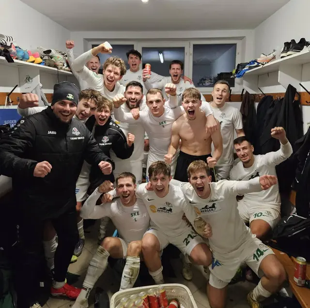 Die Spieler des SK Eggenburg jubelten in der Kabine über den nächsten Heimsieg! | Foto: Vera Popp
