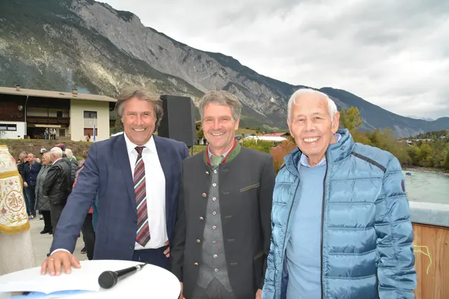 Bgm. Ingo Mayr, Vize Günther Neururer und Alt-Bgm. Anton Auer freuten sich über die neue Brücke in Roppen. | Foto: Perktold