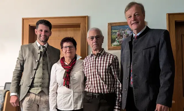 v.l.n.r.: Bgm. Thomas Kößler, Jubelpaar Martha und Johann Gruber, Seniorenbund Obm. Alfred Pfeifenberger | Foto: Gemeinde Zederhaus