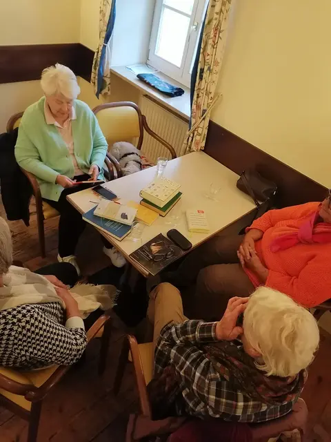 Im Mittelpunkt des Projekts "Umsorgende Gemeinschaft" stehen das soziale Miteinander und gemeinsame Aktivitäten. Die Seniorinnen und Senioren können sich aktiv einbringen und das Programmangebot mitgestalten.  | Foto: Christine Schneider-Worliczek