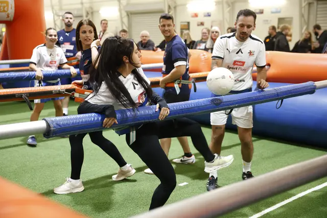 Beim wohl ersten „Menschen-Riesenwuzzel-Turnier“ unter dem Namen „Kickerl Royale“ spielten einige Wiener Promis für den guten Zweck. | Foto: Roland Rudolph