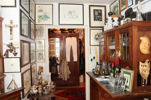 Die Bilderkunst hat es dem ehemaligen Faschingskanzler angetan und das sieht man auch in seinen vier Wänden. | Foto: MeinBezirk.at