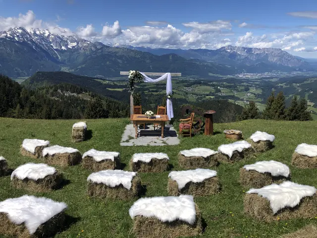 Der Trattberg ist der perfekte Ort, um eine romantische Hochzeit zu feiern. Bei schönem Wetter hat man eine atemberaubende Sicht auf die Bergwelt.  | Foto: Bringungsgemeinschaft Trattberg