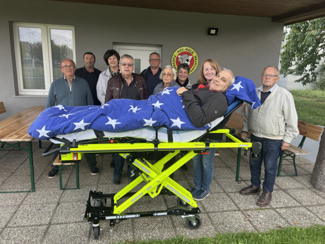 Im Beisein seiner Familie und seiner Freunde durfte der langjährige Schiedsrichter noch einmal Abschied nehmen von seinem geliebten Zuhause.  | Foto: Rollende Engel