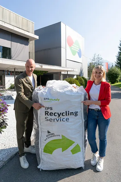 Roland Hebbel und Ute Steinbacher, Geschäftsführung Seinbacher Dämmstoffe, freuten sich im vergangenen Jahr über den großen Schritt in Richtung Kreislaufwirtschaft. | Foto: Steinbacher