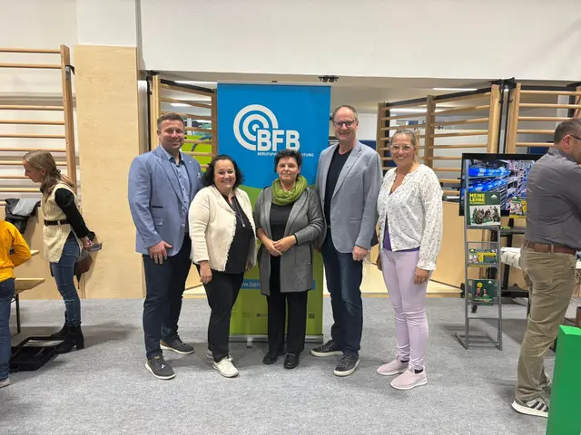 Das Job-Dating an der Mittelschule Eibiswald wurde gemeinsam mit Waltraud Stoiser (Mitte) von der BerufsFindungsBegleitung der Steirischen Volkswirtschaftlichen Gesellschaft durchgeführt, hier mit Berufsorientierungskoordinatorin Sonja Muchitsch (r.), Vize-Bgm. Werner Zuschnegg (2.v.r.), MMS-Dir. Karin Krainer und MS-Dir. Oskar Hermann (l.) | Foto: Mittelschule Eibiswald