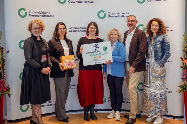 LR Christiane Teschl-Hofmeister, Ute Zechner-Gjeci (Bildungsdirektion NÖ), Renate Roithinger (VS St. Valentin Werkstraße), LR Eva Prischl, Robert Leitner und Patrizia Nikzad (ÖGK) | Foto: ÖGK/Michael Eisner