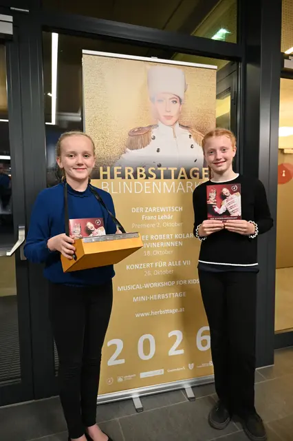 Lucia und Johanna verkaufen Schokothaler | Foto: Gerlinde Siebenhandl
