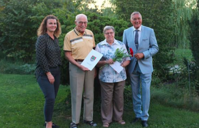 Anlässlich der DIAMANTENEN HOCHZEIT wurde Herrn und Frau Peter und Ingborg MASCHEK aus Strasshof von Bürgermeister Ludwig Deltl und Vizebürgermeisterin Julia Neidhart-Hermannein Geschenk der Gemeinde übergeben. | Foto: Strasshof