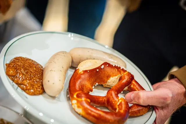 Tradition trifft Austausch: Nach der Debatte wurde bei Weißwurst und Breze weiterdiskutiert und genetzwerkt. | Foto: Tiroler Wirtschaftsbund