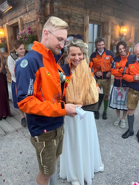 Das Hochzeitsgeschenk für Florian und Ricarda war mit einem Code gesichert. | Foto: Bergrettung Hallein