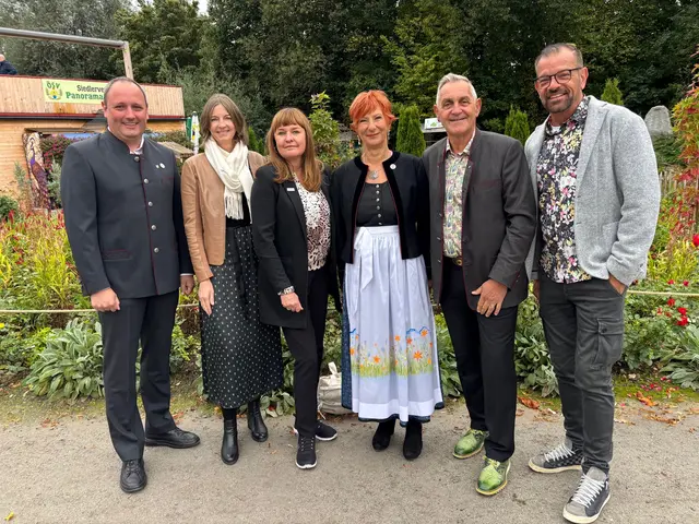 V. l.:  Stadtfeuerwehrkommandant Markus Furtner, LGS-Geschäftsführerin Andrea Berghammer, Bettina Berndorfer, stellvertretende Geschäftsführerin Tourismusverband Donau OÖ., Doris und Günter Streicher, ORF Gartenprofi Karl
Ploberger. | Foto: F. Gruber