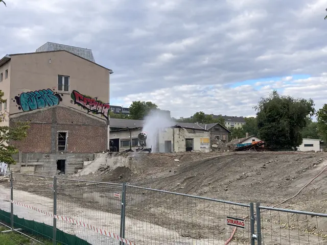 Die laufenden Abrissarbeiten sollen nicht mit dem neuen Mistplatz in Verbindung stehen.  | Foto: Johannes Reiterits/MeinBezirk