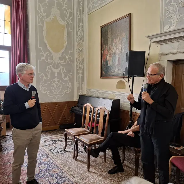 Dr. Georg Lexer und Dr. Arnold Mettnitzer (v.l.) brachten die Besucher mit ihren Vorträgen zur mentalen Gesundheit zum Nachdenken. | Foto: Veronika Partoloth