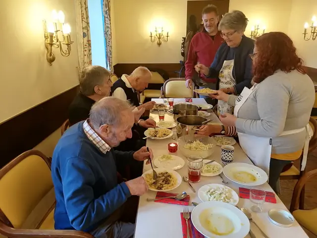 Im Mittelpunkt des Projekts "Umsorgende Gemeinschaft" stehen das soziale Miteinander und gemeinsame Aktivitäten. Die Seniorinnen und Senioren können sich aktiv einbringen und das Programmangebot mitgestalten.  | Foto: Christine Schneider-Worliczek