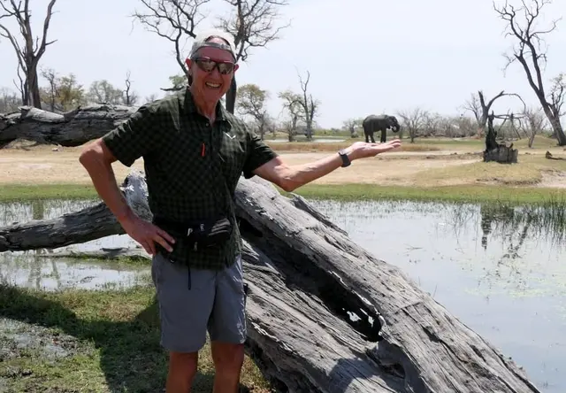 Ich kann den schweren Elefanten mit einer Hand festhalten.
Foto: Tina Hagenauer