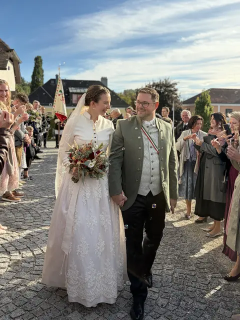 Am Samstag, 4. Oktober gaben sich ÖVP-Landesgeschäftsführer und Bezirksparteiobmann Florian Hiegelsberger und seine Partnerin Lea-Sophie in Meggenhofen das Ja-Wort. | Foto: OÖVP