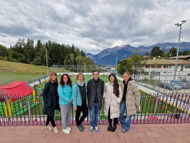 Das Sportfest als großes Danke an alle Pflegeeltern (v.l.): Das Team des Referats Pflegekinder, Adoption und unbegleitete minderjährige Flüchtlinge rund um Amtsleiter Raphael Hölbling (Kinder- und Jugendhilfe Innsbruck, 3.v.r.) und Referatsleiterin Johanna Moriggl (3.v.l.). | Foto: Stadt Innsbruck