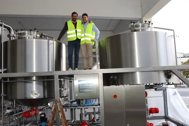 Braumeister Lukas Scharf (r.) und Oliver Plieschnig, Verkaufsleiter Süd, haben uns einen Einblick hinter den Kulissen gegeben. Nach der Fertigstellung wird es zwei große Glasflächen geben. | Foto: MeinBezirk.at