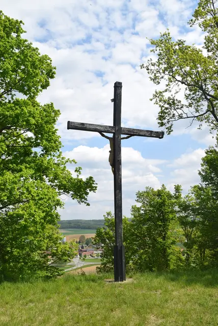 Vom "Gipfelkreuz" blickt man hinunter auf die Ortschaft Tobaj.