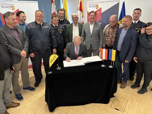 Ukraine-Botschafter Vasyl Khymynets ließ es sich nicht nehmen, persönlich anzureisen, um sich bei allen Beteiligten zu bedanken. Jetzt steht er im Ehrenbuch der Draustadt. | Foto: MeinBezirk.at