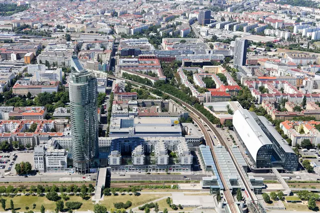 Brigittenau von oben. Zwischen Bäumen schlängeln sich im Sommer die Wohngebäude. | Foto: Christian Fürthner/Stadt Wien