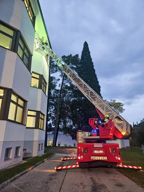 Mit der Drehleiter der FF Köflach wurden Personen aus dem 2. Stock geborgen. | Foto: LKH Graz II