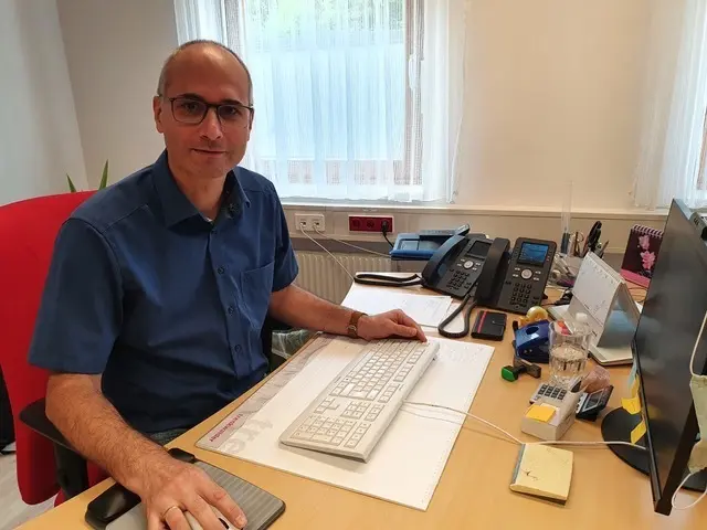 Waidhofens AMS-Geschäftsstellenleiter Gerald Pöchhacker sieht durch gezielte Aus- und Weiterbildung eine Verbesserung der Wiedereinstiegschance. | Foto: AMS Waidhofen/Pöchhacker