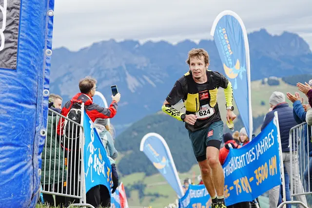 Faszinierend für Zuschauer und Wettkämpfer - die Tour de Tirol 2025 mit Blick auf den Gebirgszug "Wilden Kaiser". | Foto: Sportograf