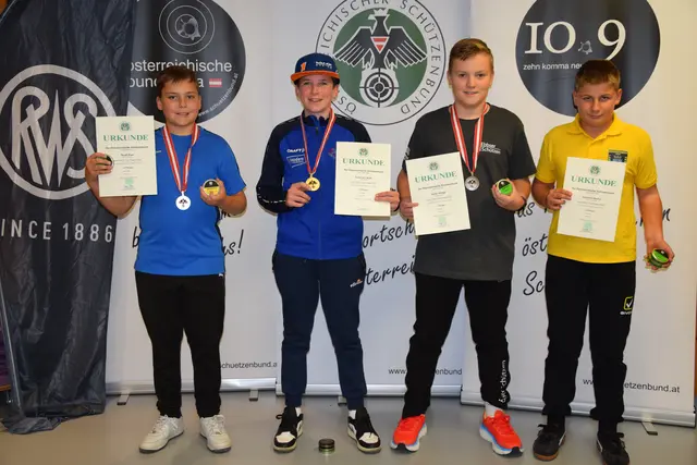 Noah Tschenett (2.v.l. - SG Nauders) holte Gold in der Wertung Jugend 1 mit der Luftpistole beim RWS Jugendcupfinale 2025 in Hallein-Rif bei Salzburg. | Foto: Manfred Kopitar / ÖSB