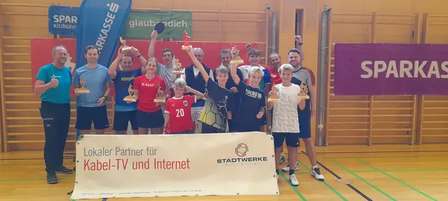 Die Preisträger beim Racketlon Turnier 2025 in Kitzbühel mit den Elite-Bewerb-Siegern Romy Nothegger (4.v.l.) und Emanuel Schöpf (3.v.l.) | Foto: Zimmermann